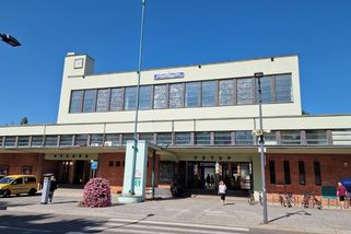 Vypadá jako lokomotiva a stojí od roku 1931. Poděbrady ukrývají přehlížený architektonický skvost - Médium.cz